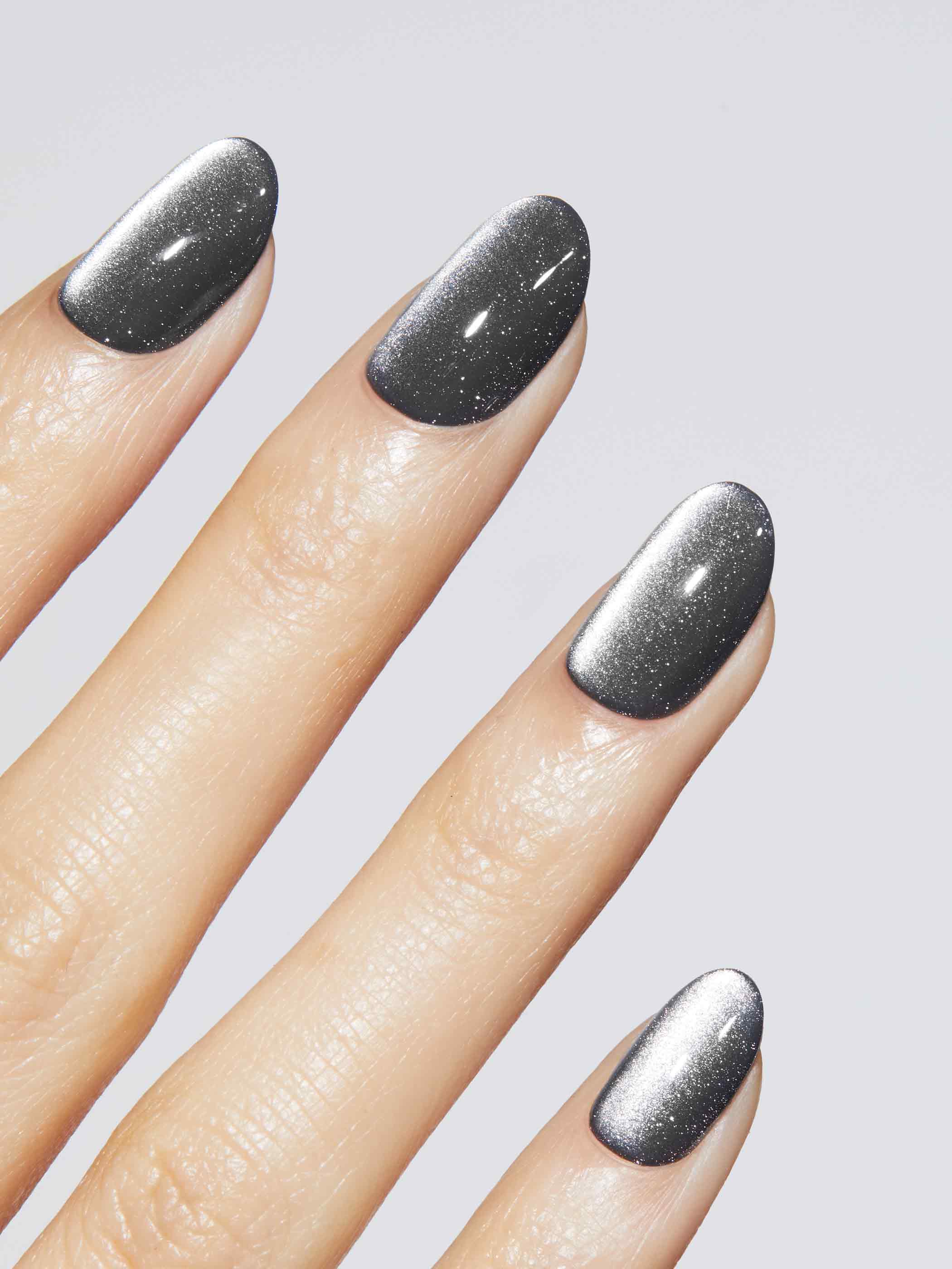 Dark grey velvet effect nail