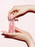 Dissolvant pour vernis et pop-on 100 % non toxique (parfum délicat de rose).Bottle of pink rose scented nail polish and pop-on nail remover
